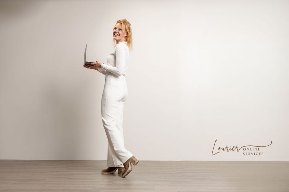 Debbie Lourier met laptop en het logo van Lourier Online Services