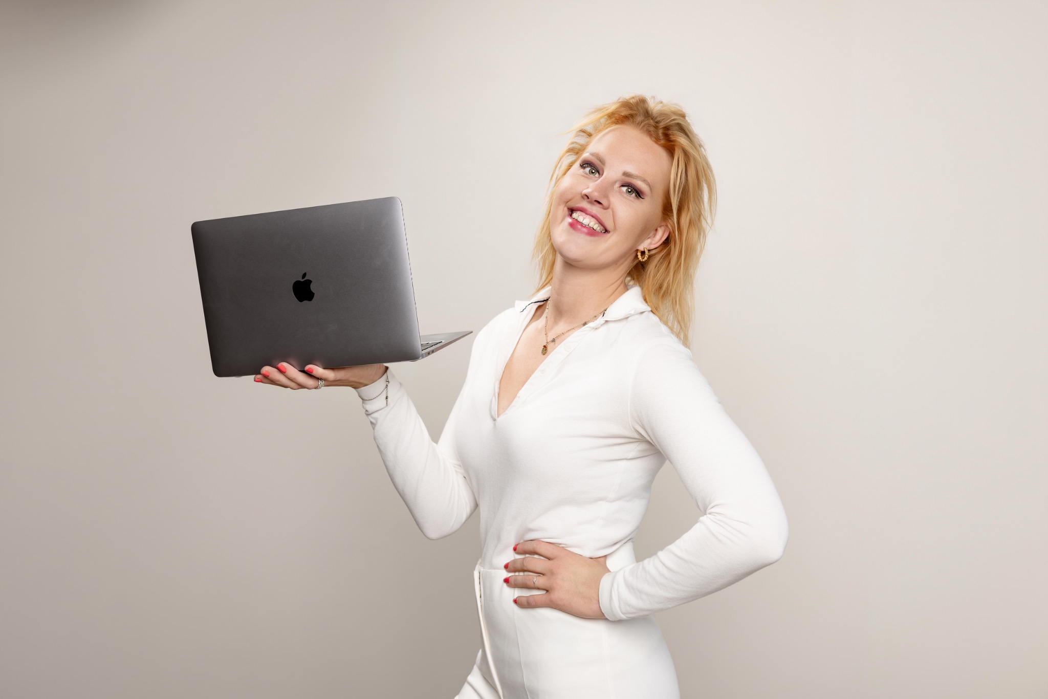 Debbie Lourier met haar laptop